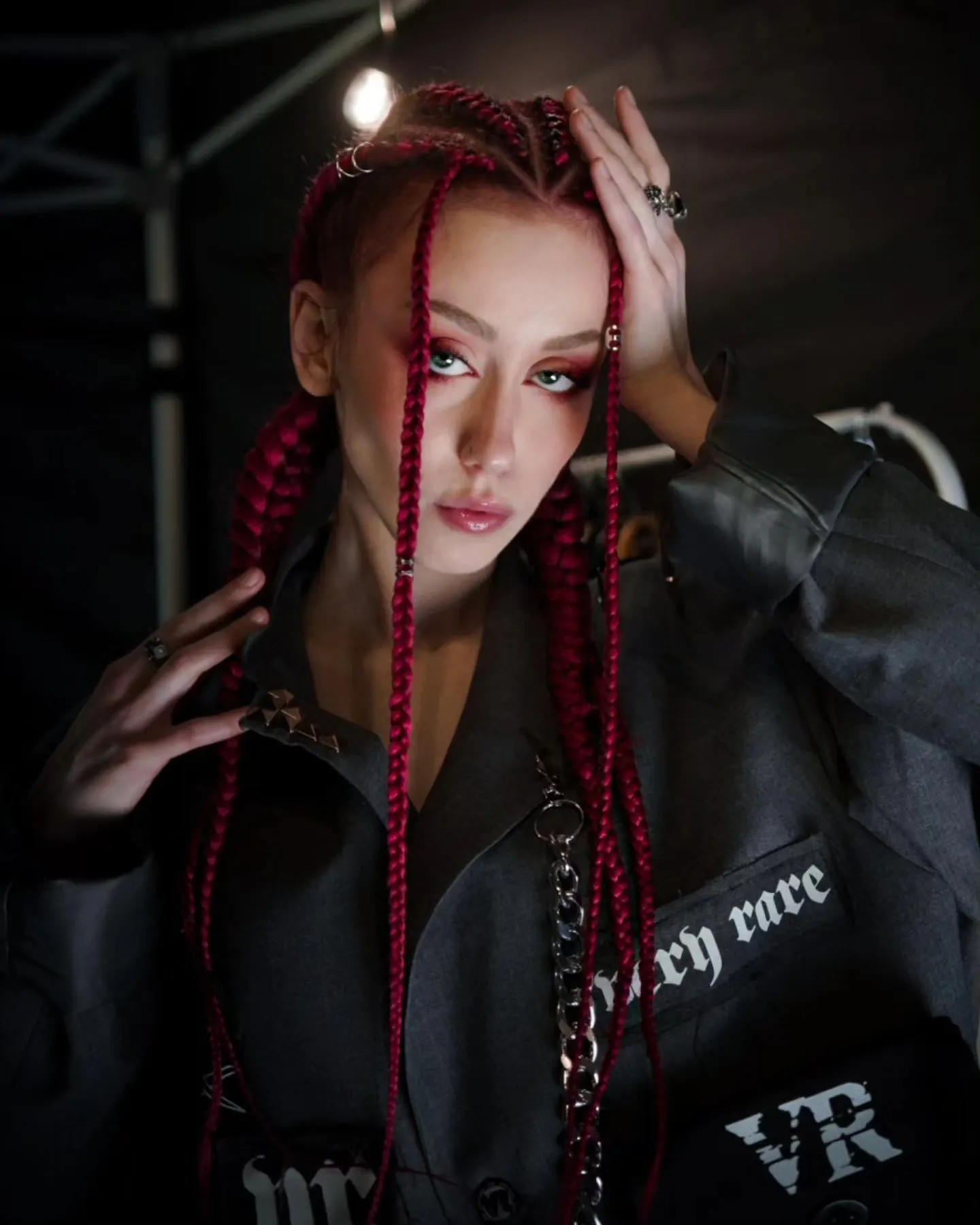 Barevné festivalové copánky s třpytkami spletené týmem The Glitters