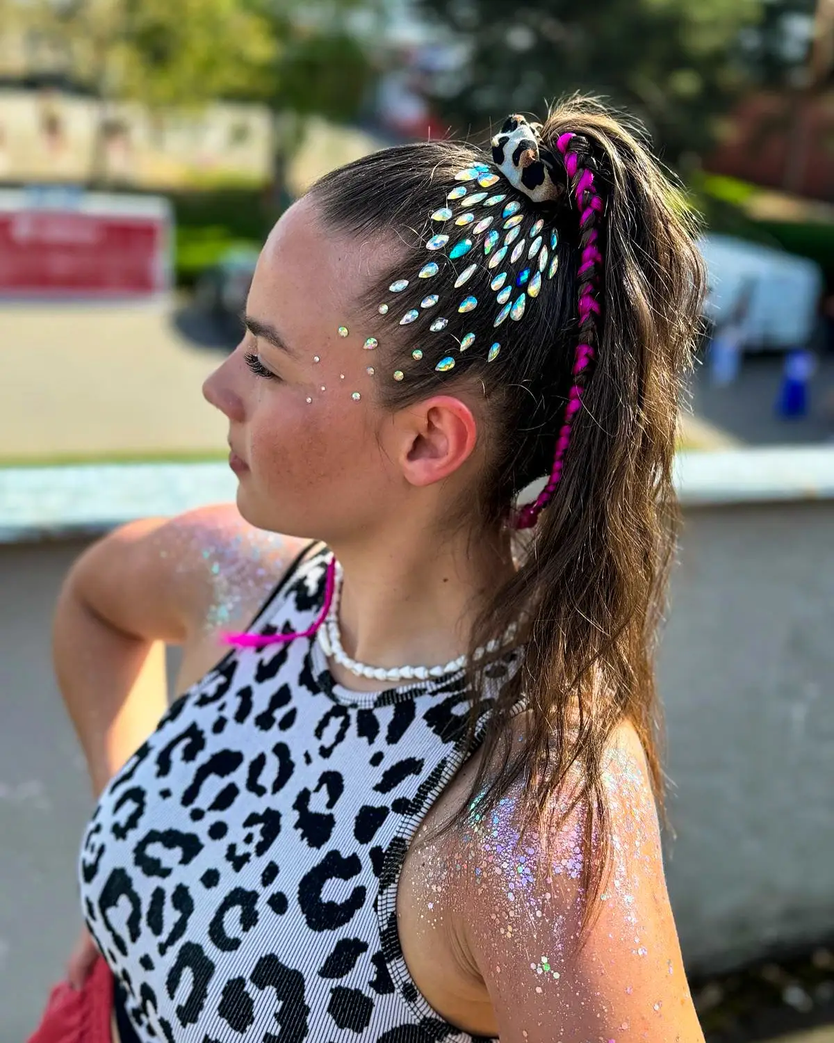 Účes s kamínky a copánky od The Glitters